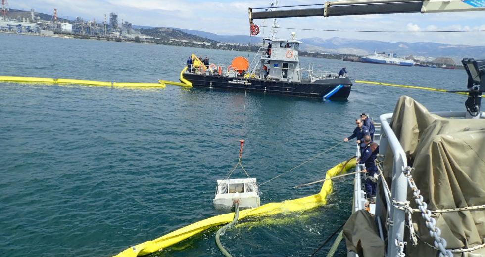 Πάτρα: "Γέμισε" πετρέλαιο το Νέο Λιμάνι