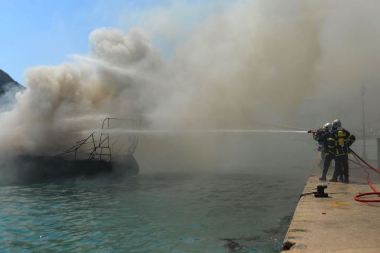 Κεφαλονιά: Ιστιοφόρο έπιασε φωτιά και βυθίστηκε