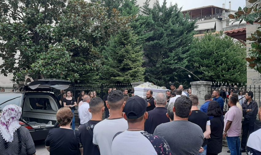 Τρίκαλα: Σπαραγμός στην κηδεία της 16χρονης