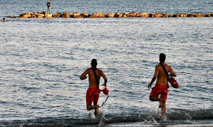 Ναυαγοσώστες έσωσαν 50χρονη κολυμβήτρια - Αδυνατούσε να βγει στην ακτή