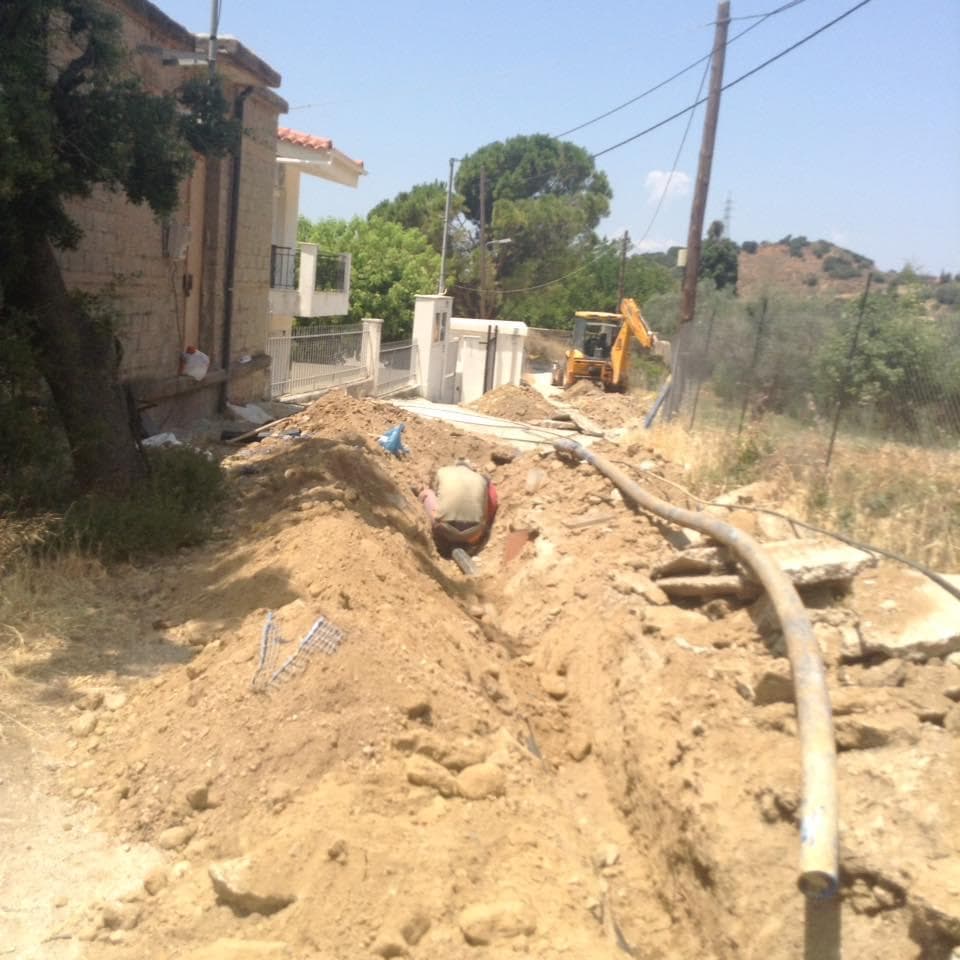 Χωρίς τέλος η ταλαιπωρία για το νερό στον Ρωμανό - Καταστράφηκε και ο δρόμος από τις εργασίες!