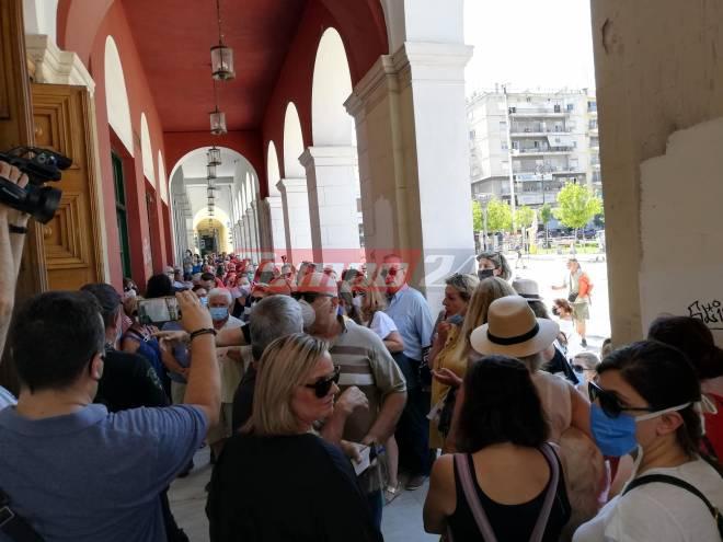 Δημοτικό Θέατρο "Απόλλων" - Απίστευτες εικόνες: Ο ένας πάνω στον άλλο για ένα εισιτήριο - Καμία μέριμνα τήρησης των μέτρων ασφαλείας από το Δήμο - Επέμβαση της ΕΛ.ΑΣ - ΦΩΤΟ - ΒΙΝΤΕΟ