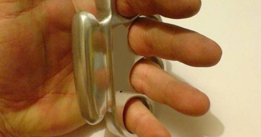 Πάτρα: Ανήλικος κυκλοφορούσε με σιδερογροθιά!