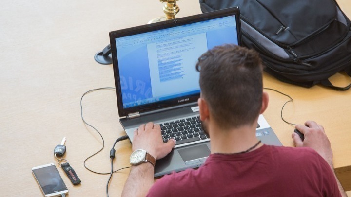 Υπ. Παιδείας: «Ναι» από την Κομισιόν για τη ζωντανή μετάδοση μαθημάτων