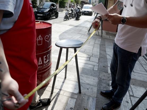 Πάτρα: "Σάρωσαν" την Ηρ. Πολυτεχνείου συνεργεία για την εφαρμογή μέτρων κατά του κορονοϊού - Μετά το "λουκέτο" σε καταστήματα στην Ρήγα Φεραίου