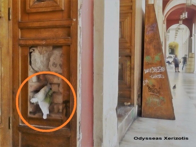 ΝΤΡΟΠΗ - Πάτρα: "Σφήνωσαν" ακόμη και παιδικές πάνες στην πόρτα του Δημοτικού Θεάτρου - Αθλια η εικόνα του εμβληματικού κτιρίου