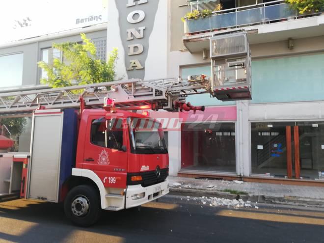Πάτρα: Μάρμαρα αποκολλήθηκαν από μπαλκόνι στην Παπαφλέσσα - Επιχείρηση της Πυροσβεστικής (ΦΩΤΟ-ΒΙΝΤΕΟ)