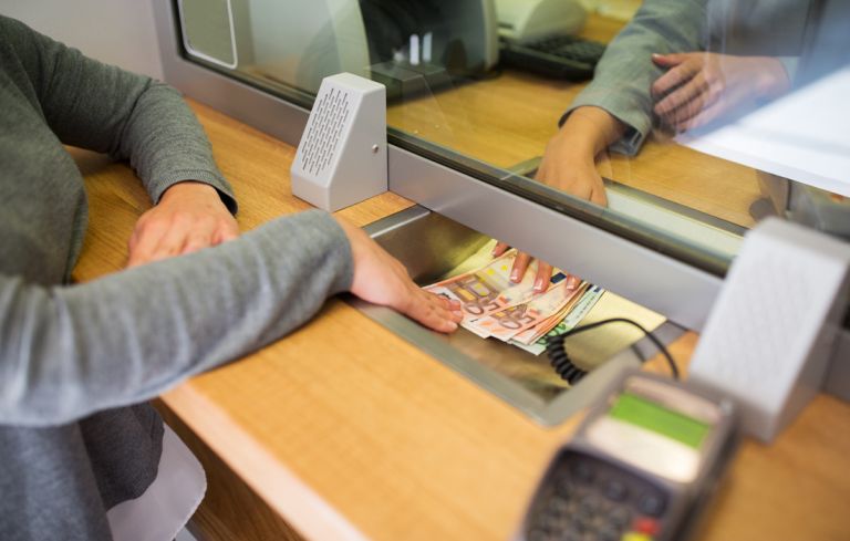 Η ύφεση έβαλε φρένο στην άνοδο των καταθέσεων