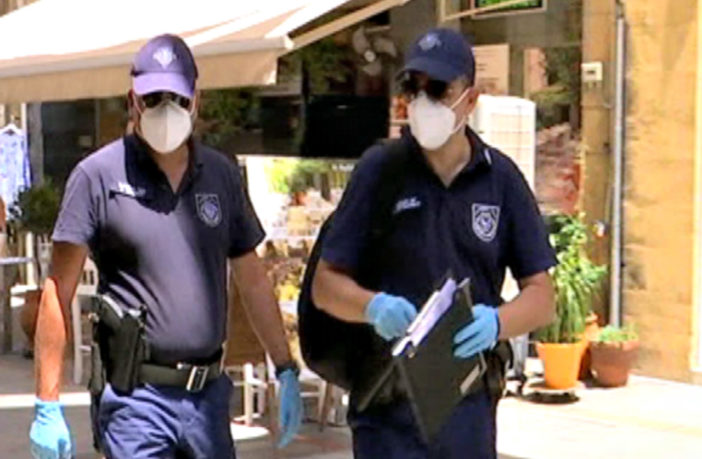 Ιδιοκτήτης καφετέριας πήδηξε στη θάλασσα όταν έμαθε το πρόστιμο και το κλείσιμο της επιχείρησης