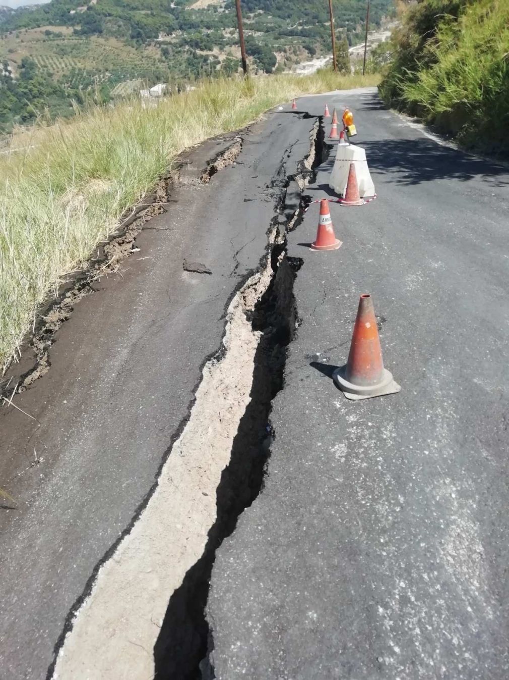 Πάτρα: Αποκλεισμένοι οι κάτοικοι σε Βελβίτσι- Μπάλλα- Βούντενη λόγω καθίζησης του δρόμου!
