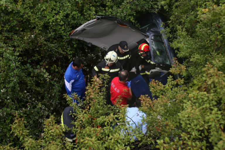 Σε γκρεμό έπεσε αυτοκίνητο στην Χαλανδρίτσα - Πυροσβέστες απεγκλώβισαν ένα άτομο - Μεταφέρθηκε στο νοσοκομείο