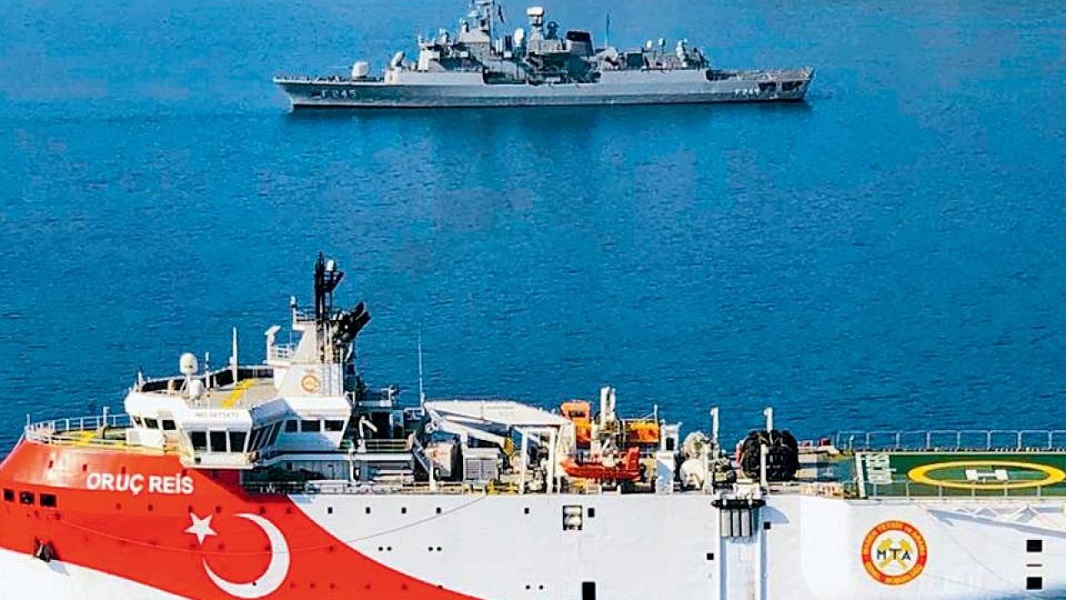 Κρίση στο Αιγαίο: Άγρια νύχτα με το Oruc Reis - Πλέει μέσα στην ελληνική υφαλοκρηπίδα
