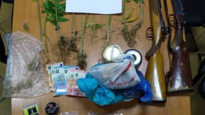 Συνελήφθη σε χωριό της Αιτωλοακαρνανίας για καλλιέργεια και κατοχή ναρκωτικών