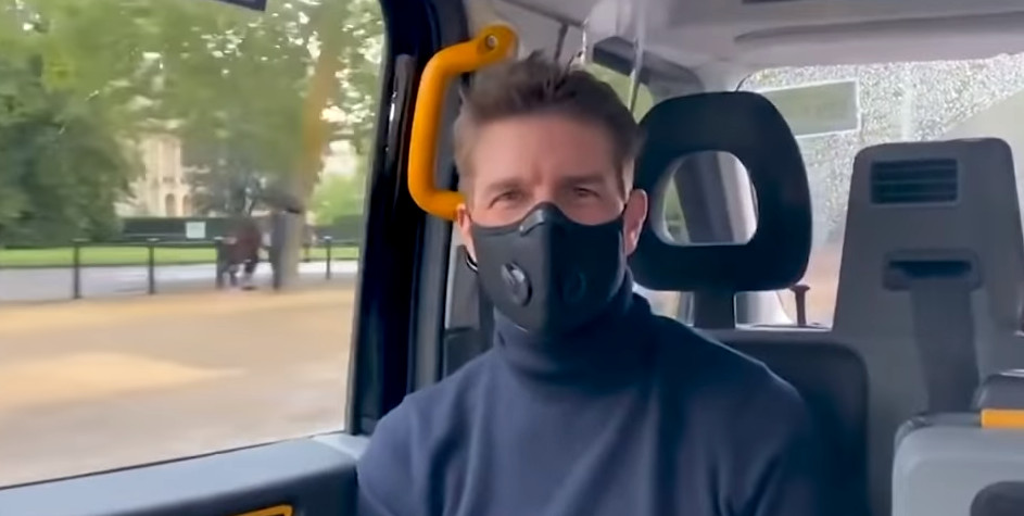 Ο Τομ Κρουζ παρακολούθησε με μάσκα την ταινία «Tenet»