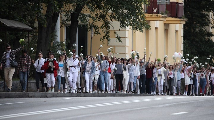 Ανθρώπινες αλυσίδες στο Μινσκ κατά της βίαιης καταστολής των διαδηλώσεων