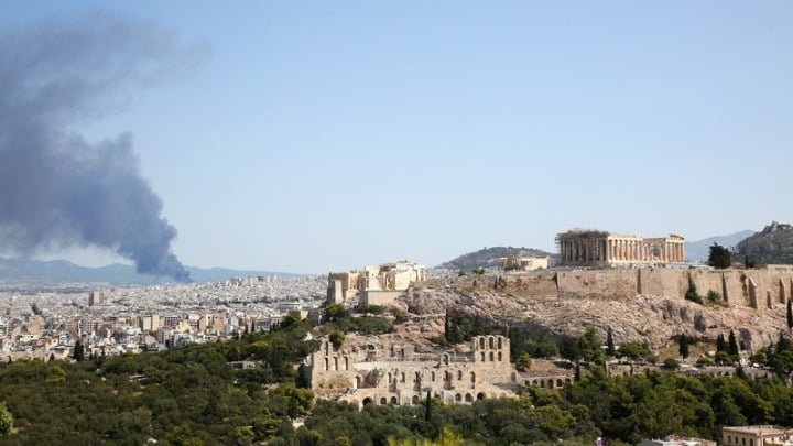 Σε πλήρη εξέλιξη η πυρκαγιά στη Μεταμόρφωση - BINTEO