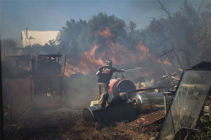 Μεγάλη φωτιά στην Αρτέμιδα: Εκκενώνεται οικισμός - Κινδυνεύουν σπίτια