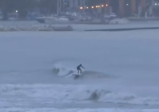 Λευκάδα: Βγήκαν για σερφ εν μέσω... κυκλώνα - ΒΙΝΤΕΟ