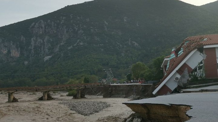 "Ιανός": Τρεις νεκροί από την κακοκαιρία - Στην Καρδίτσα ο Πρωθυπουργός
