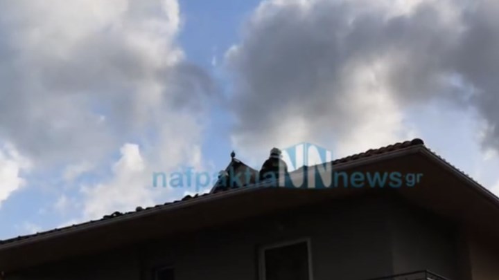Ναύπακτος: Φωτιά σε κεραμοσκεπή από κεραυνό - ΒΙΝΤΕΟ