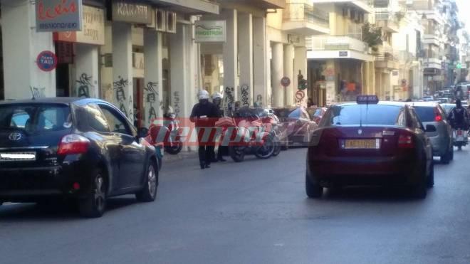 Πάτρα: ΤΩΡΑ - Τριπλο... παρκάρισμα στην Κανακάρη!