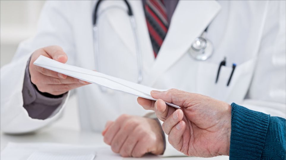 Στον Εισαγγελέα γιατρός δημοσίου νοσοκομείου για φακελάκια