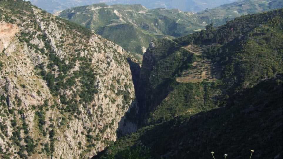 Ξυλόκαστρο: Μεγάλη κινητοποίηση για τη διάσωση οκτώ ατόμων στο φαράγγι της Φόνισσας