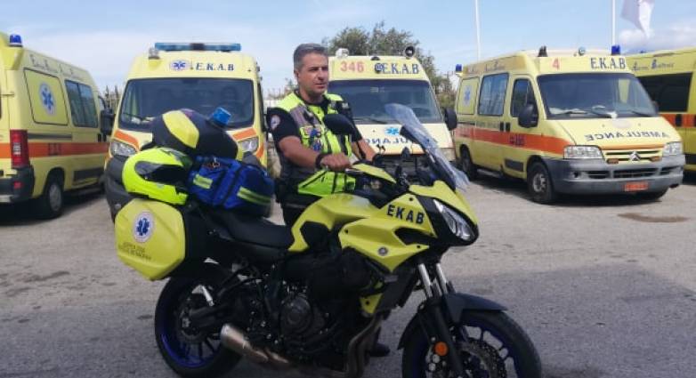 Πάτρα: Κατέρρευσε γυναίκα στο κέντρο της πόλης - Δικυκλιστής του ΕΚΑΒ έδωσε τις πρώτες βοήθειες