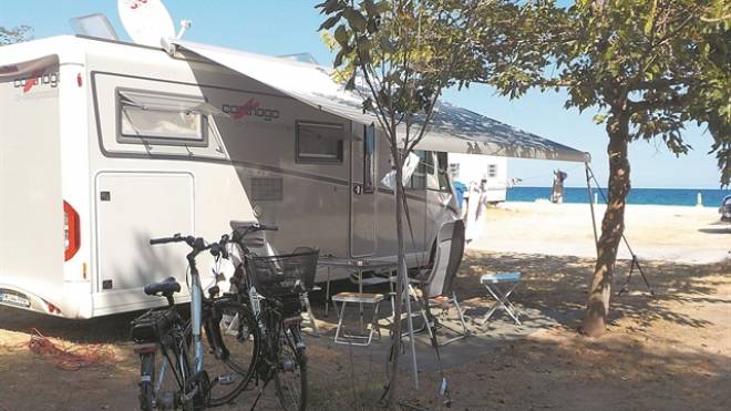 Πάτρα: "Εγδυσαν" τροχόσπιτο και χρησιμοποίησαν κλεμμένη τραπεζική κάρτα