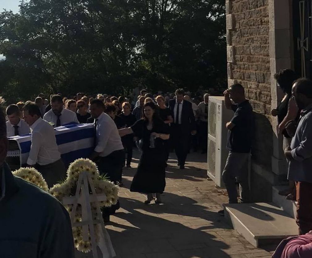 Αχαΐα: Θρήνος στην κηδεία του 42χρονου Φώτη Τζίφα - Σκεπασμένο με την Ελληνική Σημαία το φέρετρο