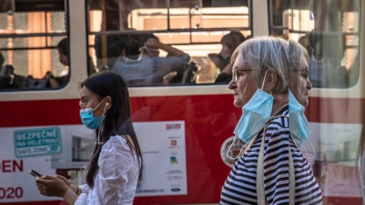 Τσεχία-κορονοϊός: Οι άνω των 60 θα παραλάβουν δωρεάν μάσκες μέσω του ταχυδρομείου