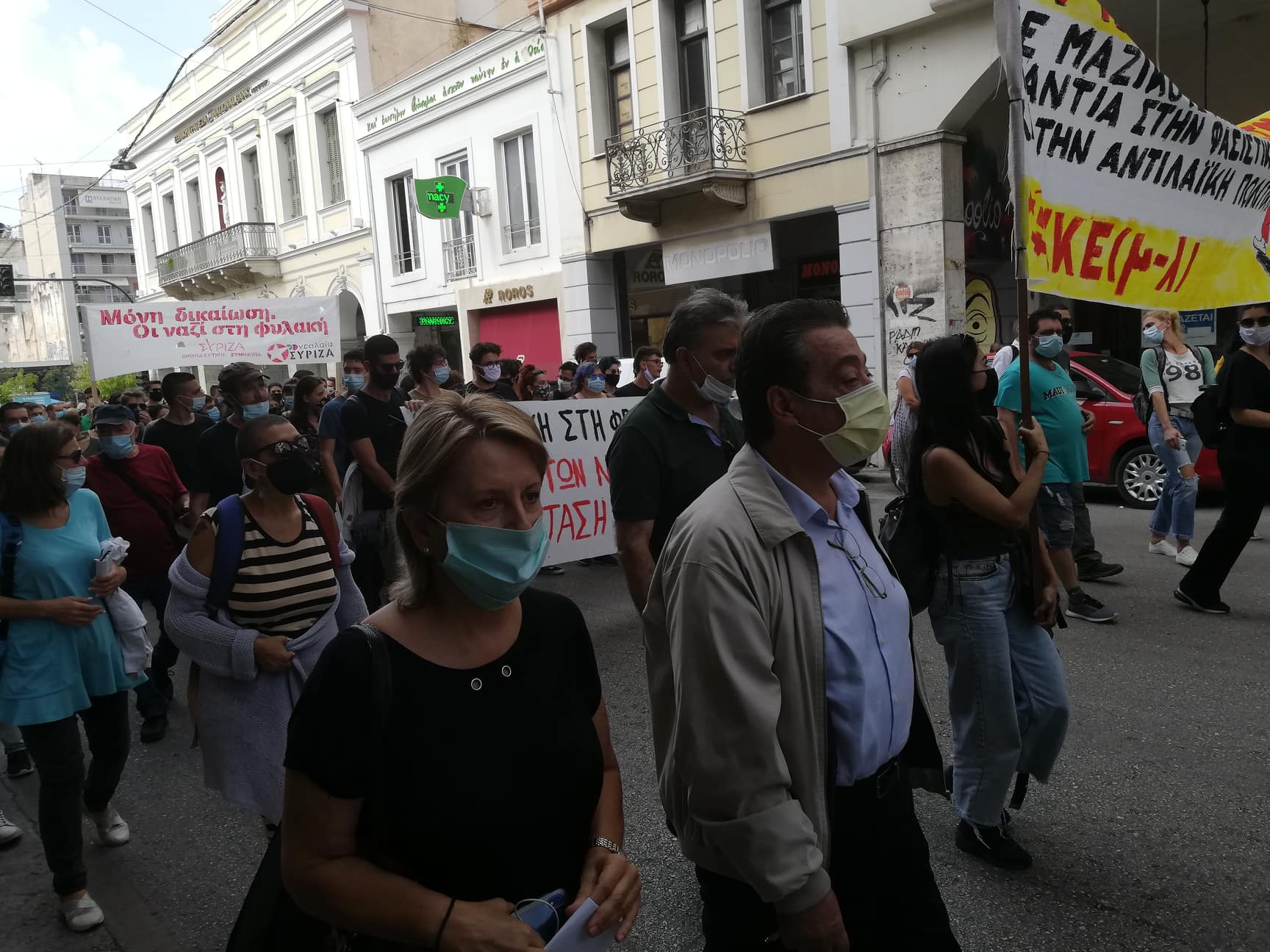 Πάτρα: Πάνω από 1000 άτομα συμμετείχαν στην πορεία για τον Παύλο Φύσσα- ΦΩΤΟ - ΒΙΝΤΕΟ