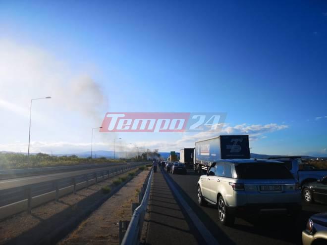 Επεισόδια με Ρομά στην Εθνική Οδό Κορίνθου - Πατρών - Κλειστά και τα δύο ρεύματα στο Ζευγολατιό