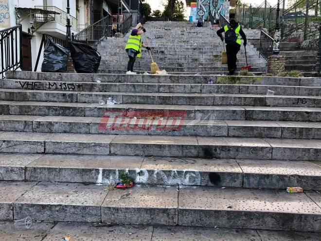 Πάτρα: Οι νεαροί συνεχίζουν τα μεταμεσονύκτια πάρτι στις σκάλες της Γεροκωστοπούλου - ΦΩΤΟ
