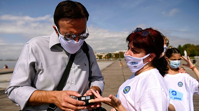 Θετικοί ιερέας και ψάλτης στον Ιερό Ναό στον Άγιο Παντελεήμονα