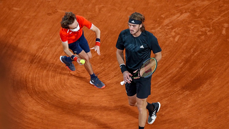 “Λύγισε” ο Τσιτσιπάς στον ημιτελικό του Ρολάν Γκαρός