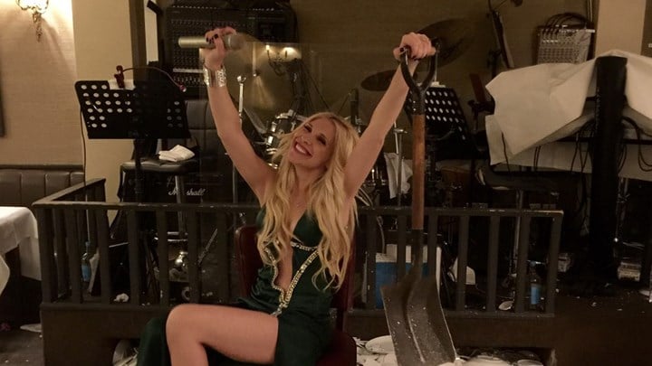 Η εκρηκτική Ελληνίδα τραγουδίστρια που κάνει "ζημιά" με κροίσους στο Λονδίνο