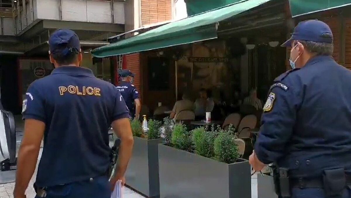 Πάτρα: "Σάρωσαν" το κέντρο το βράδυ της Παρασκευής κλιμάκια για μάσκες και αποστάσεις - "Επεσαν" πρόστιμα