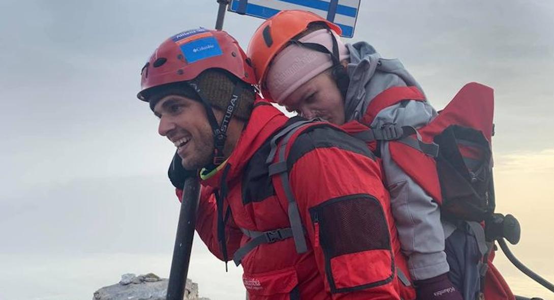 Respect στον Μάριο Γιαννάκου: Στην κορυφή του Ολύμπου, έχοντας στην πλάτη του 22χρονη με κινητικά προβλήματα