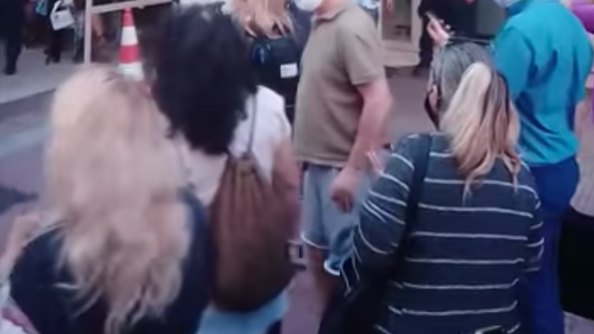 Κτηνωδία στη Νίκαια: Εξαγριωμένοι πολίτες έβριζαν τον 54χρονο καθηγητή και επιχείρησαν να τον λιντσάρουν ΒΙΝΤΕΟ