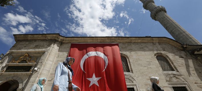 Η τουρκική λίρα υποχώρησε στο ιστορικά χαμηλό επίπεδο των 8 λιρών ανά δολάριο!