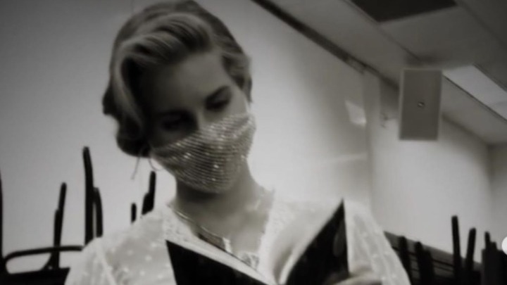 Αρνητικά σχόλια για τη μάσκα της Λάνα Ντελ Ρέι