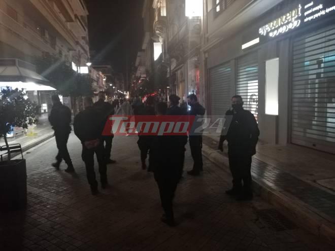 Πάτρα: Νυχτερινή επιχείρηση της ΕΛ.ΑΣ - Ανέβηκαν με τις μηχανές στην πλατεία για να διώξουν τους νεαρούς - ΦΩΤΟ