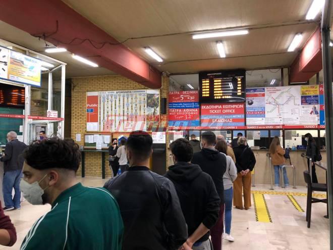 Πάτρα: Η μεγάλη έξοδος - Τεράστια ουρά στο ΚΤΕΛ Αχαΐας