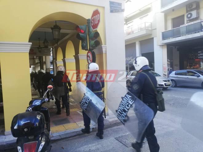 Πάτρα: "Φρούριο" το κέντρο - Περικυκλωμένο το Παράρτημα - Κλειστή η Γούναρη - Ένταση και προσαγωγές (ΦΩΤΟ-ΒΙΝΤΕΟ)