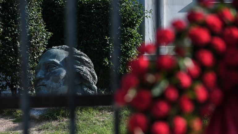 Πολυτεχνείο: Kατάθεση στεφάνων από Σακελλαροπούλου, Μητσοτάκη και τα πολιτικά κόμματα