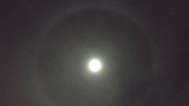 Σεληνική «Άλως»: Εντυπωσιακή η εικόνα του φεγγαριού να καλύπτεται από φωτεινό στέμμα