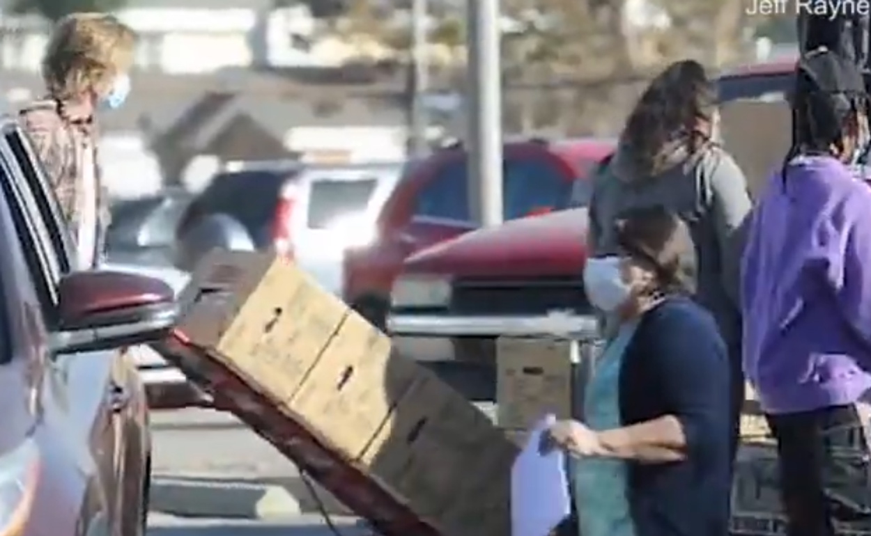 Μπραντ Πιτ: Έβαλε ένα χεράκι και ξεφόρτωσε κιβώτια με τρόφιμα για άστεγους