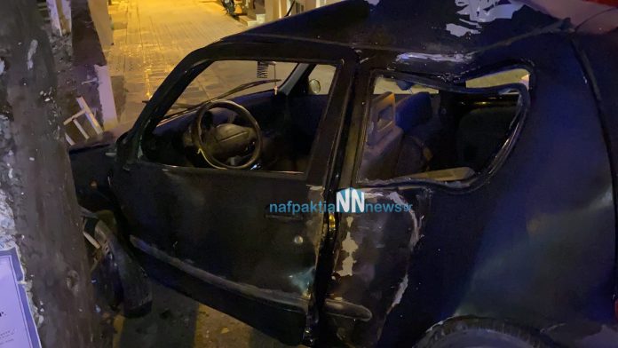 Ναύπακτος: Αυτοκίνητο προσέκρουσε σε μάντρα σπιτιού - Συγκλονιστικές εικόνες