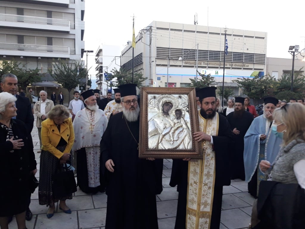 Η Θαυματουργή Εικόνα της Παναγίας Τρυπητής επέστρεψε στον Θρόνο Της - Χωρίς αποστάσεις και μάσκες η τελετή